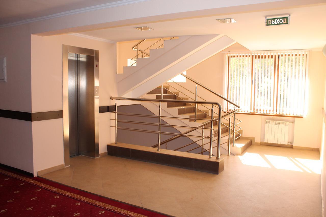 Hotel Kavkaz ミネラーリヌィエ・ヴォードィ エクステリア 写真
